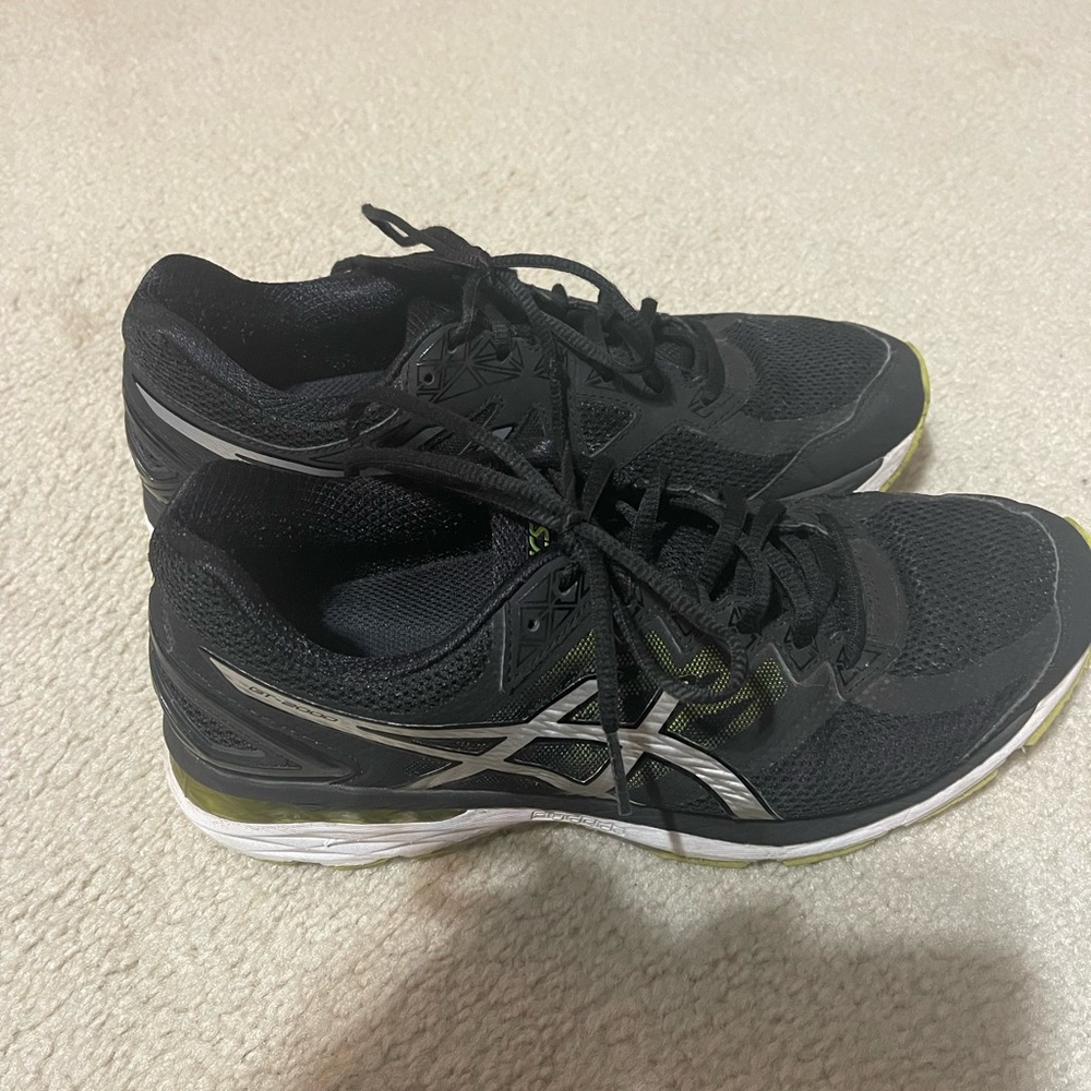Men’s used Gt 2000 size 9 1/2